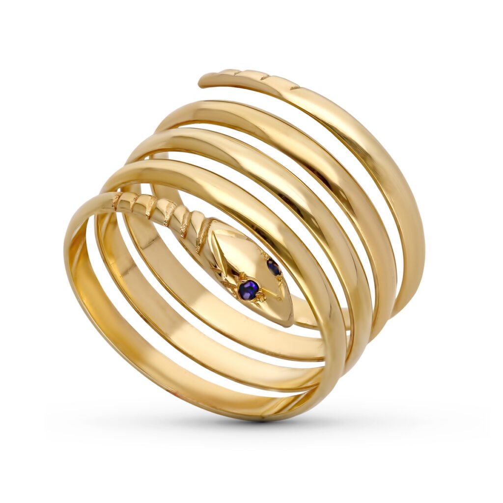 Anillo espiral de oro fotografiado sobre fondo blanco para tienda online de joyería